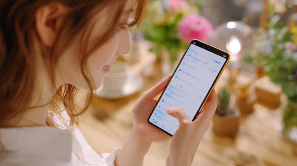 スマホを作業をしている様子の女性