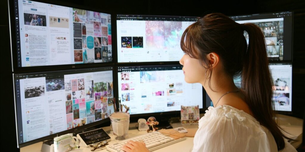 パソコンのモニターを見ている女性のAI画像
